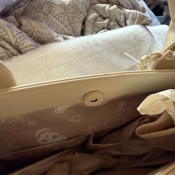 Betsey Johnson "skulltastic" 2 PC large skull tote and wristlet XOKIARA2 white - Picture 7 of 13